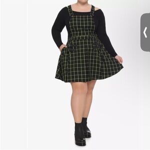 Hot Top Green & Black Grid Plaid Pleated Overall
Dress size 3X